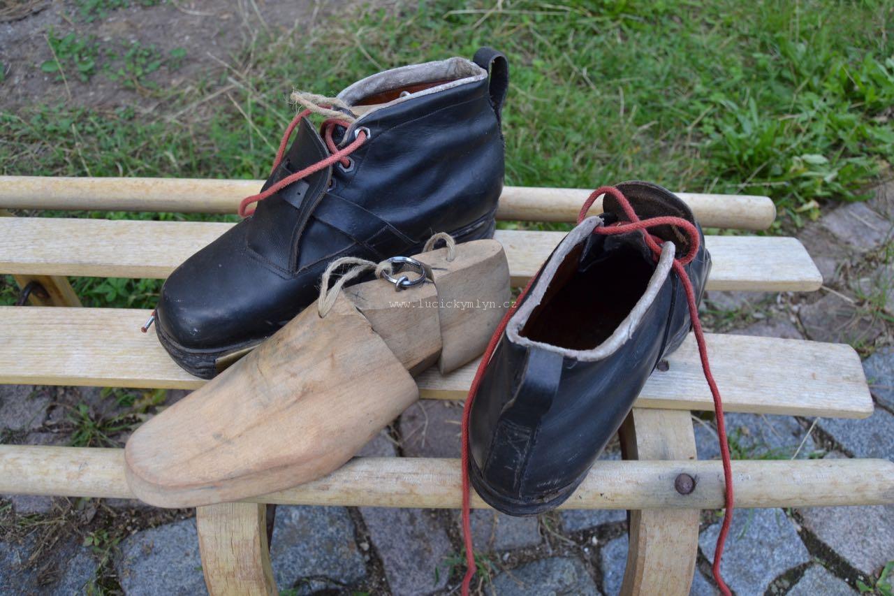 Kuriozita - Staré kožené lyžařské boty