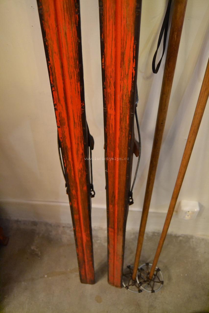 Staré značkové jasanové lyže i s původními hůlkami