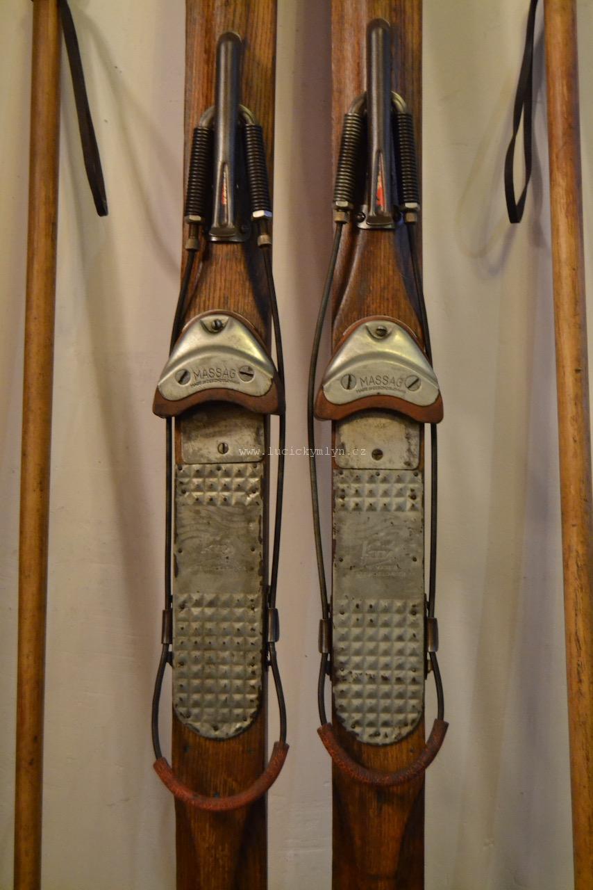 Staré značkové jasanové lyže i s původními hůlkami