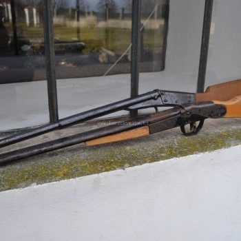 Chlapecké westernové pušky na hraní z období raného socialismu