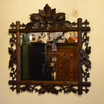 Zrcadlo v bohatě řezaném rámu s listy a květinami