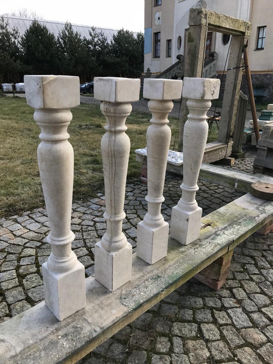 Romantické neobarokní sloupky-balustráda z 19 Romantické neobarokní sloupky-balustráda z 19. století, 12ks
