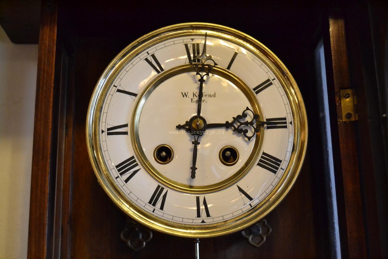 Pérové nástěnné hodiny ze závěru 19. století