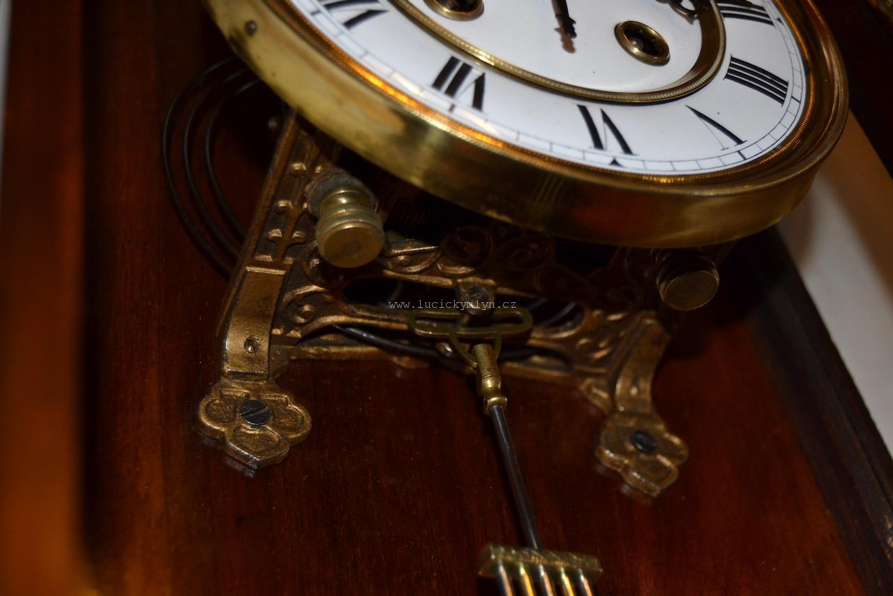 Pérové nástěnné hodiny ze závěru 19. století