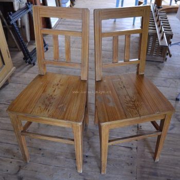 Dvě pevné prvorepublikové židle z měkkého dřeva