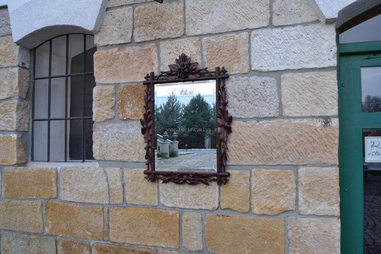 Měšťanské zrcadlo v kvalitním rámu