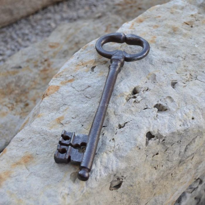 Veliký starožitný klíč ze 17. stol.