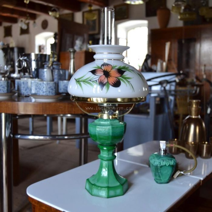 Petrolejová lampa ze zeleného malachitového skla
