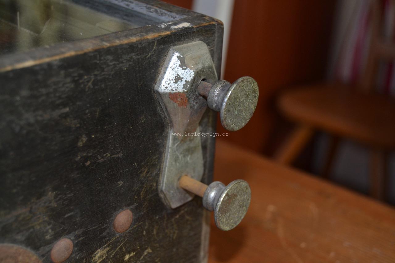 Stolní kuličková hra – mechanický starý automat