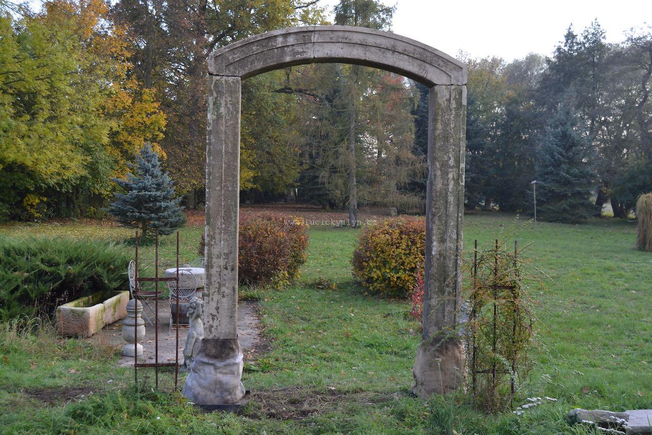 Monumentální obloukový kamenný portál