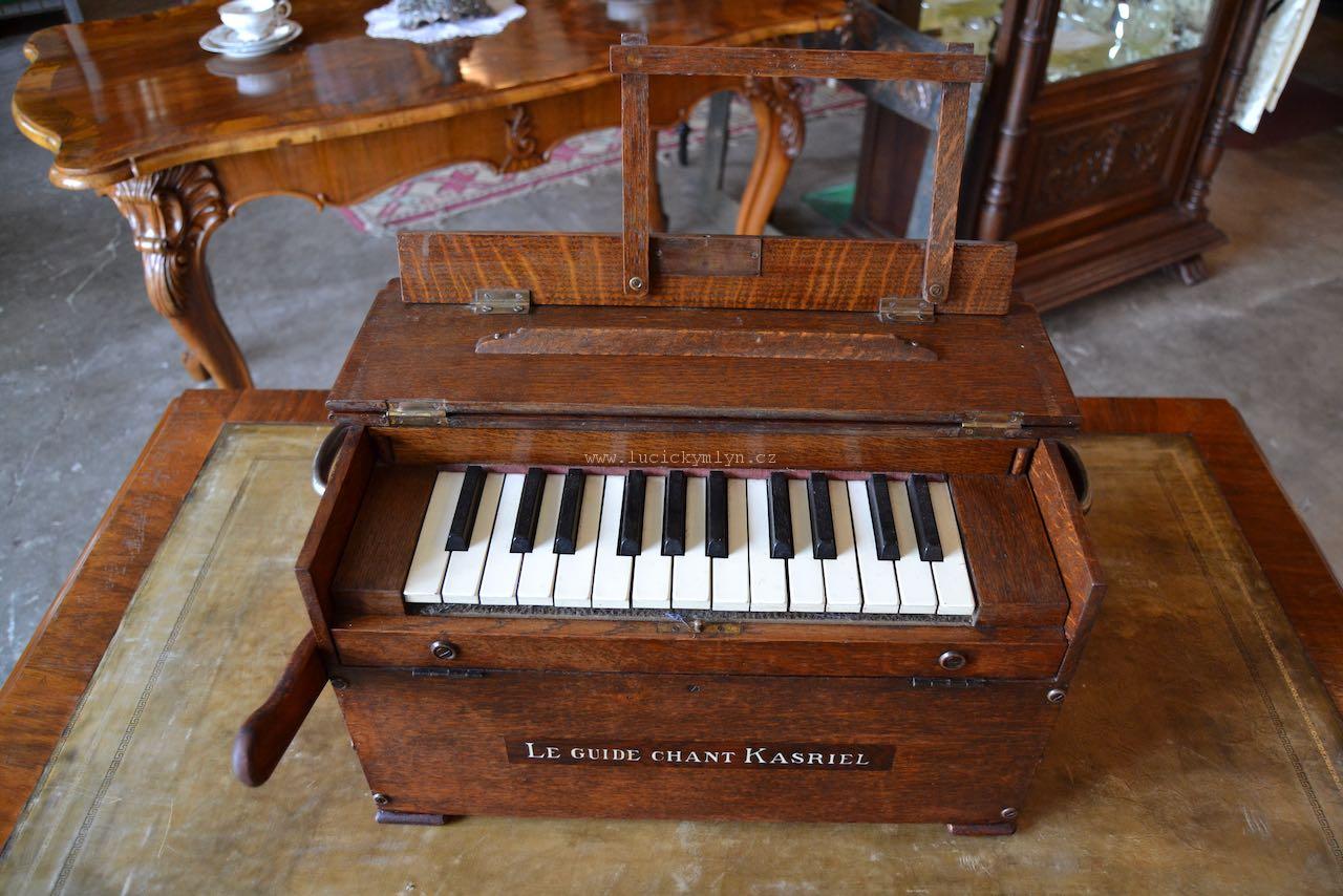 Starožitný přenosný hudební nástroj s klávesami
