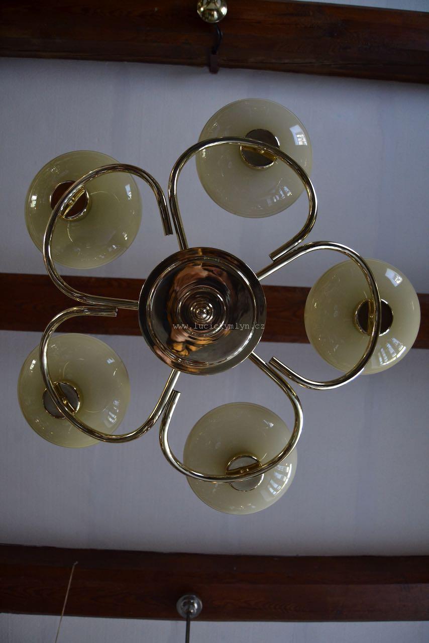 Modernistický mosazný lustr s pěti ohýbanými trubkovými rameny