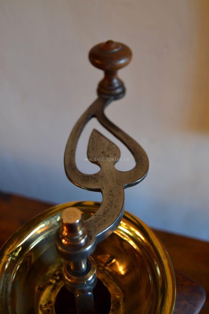 Rokokově tvarovaný mlýnek na kávu z poloviny 19.stol.