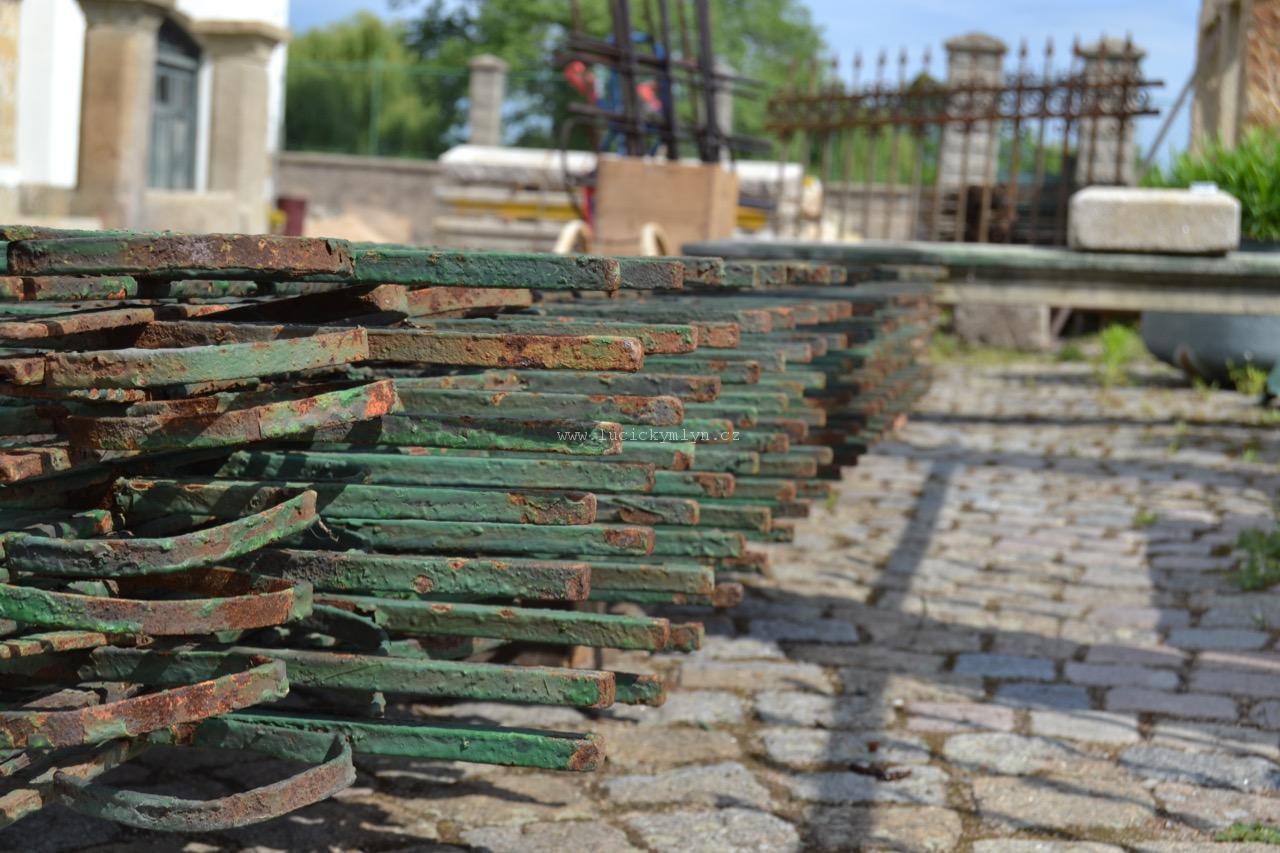 Secesní ozdobné plotové dílce z litého železa a pásové oceli, 23,5m