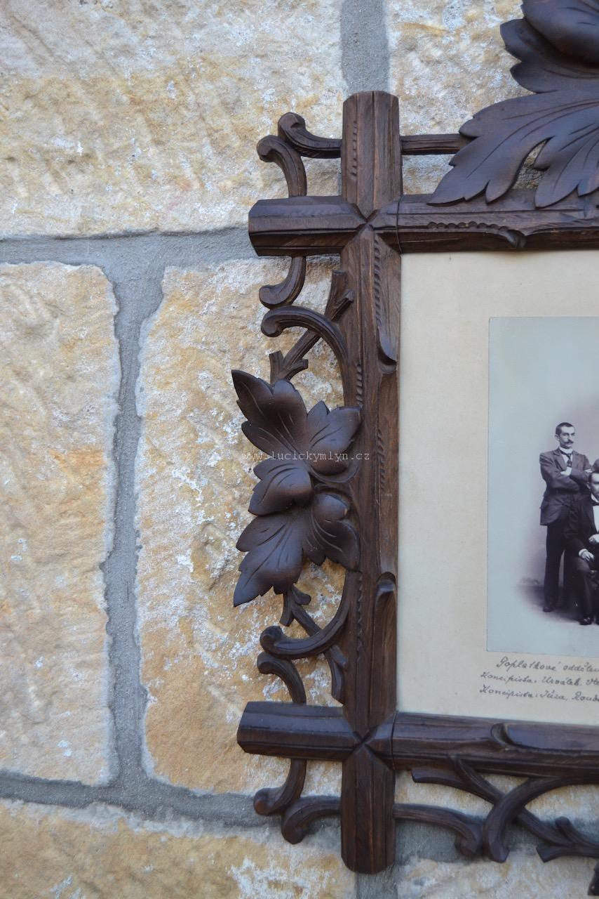 Muzejní fotografie z Čáslavi v bohatě řezaném rámu