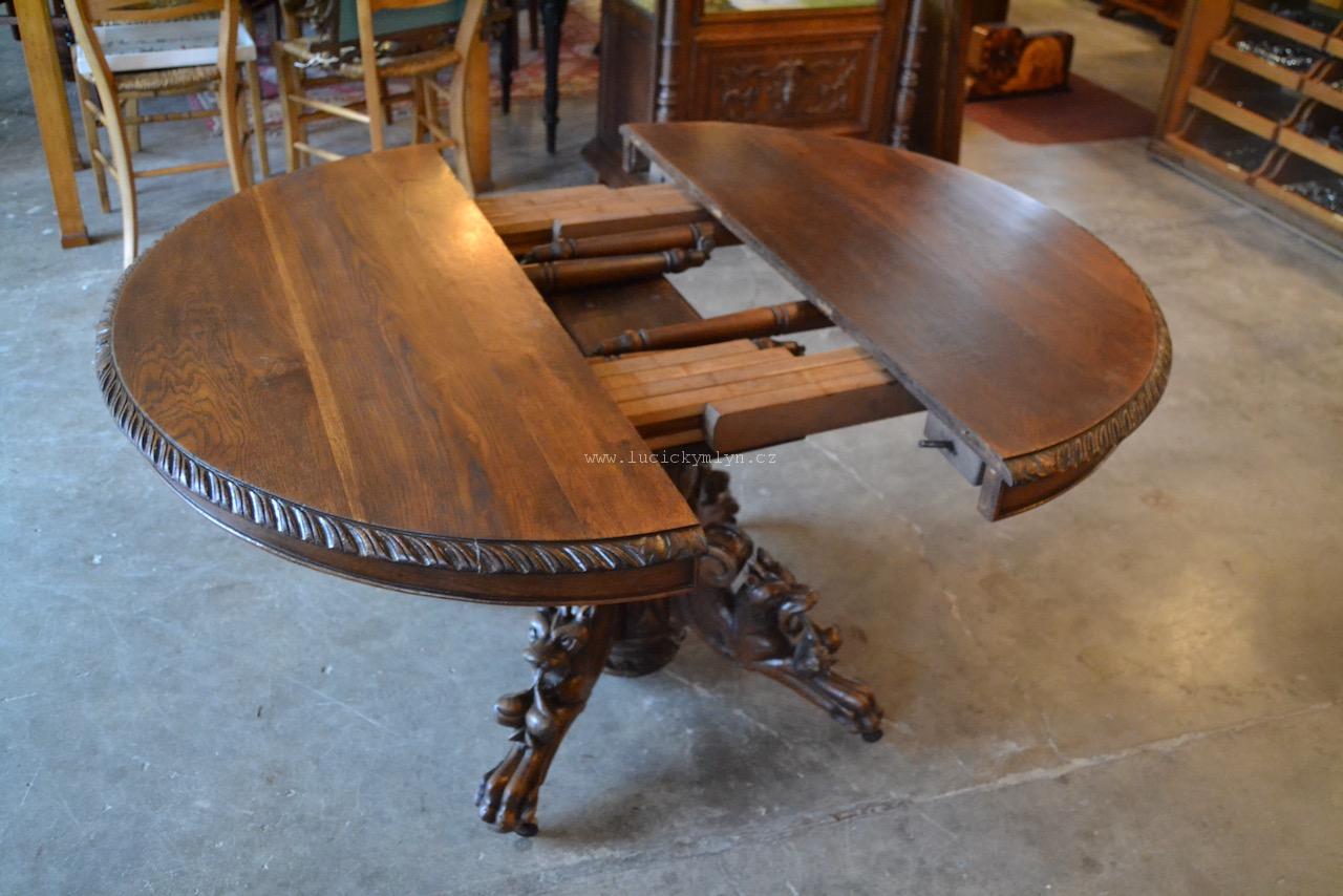 Nižší oválný a rozkládací dubový stůl v historizujícím stylu