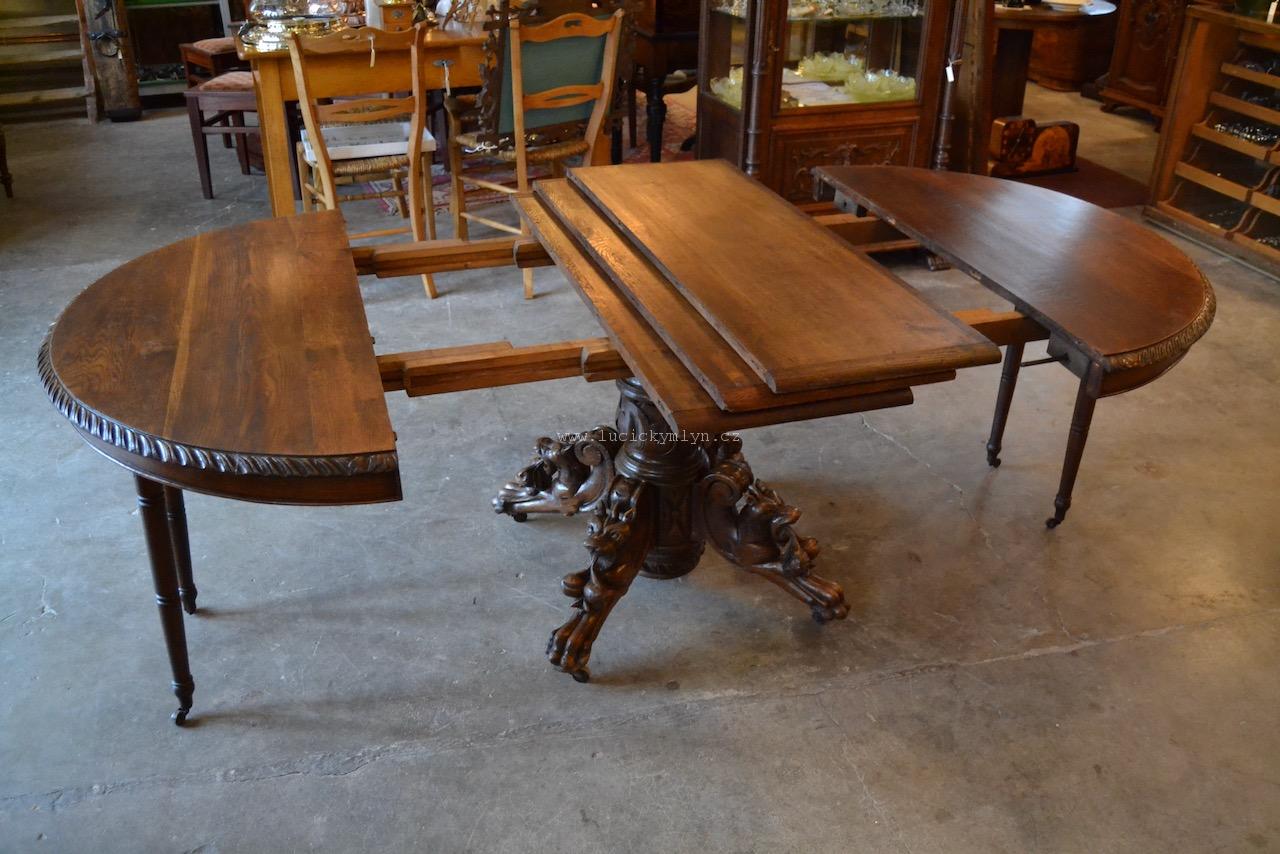 Nižší oválný a rozkládací dubový stůl v historizujícím stylu