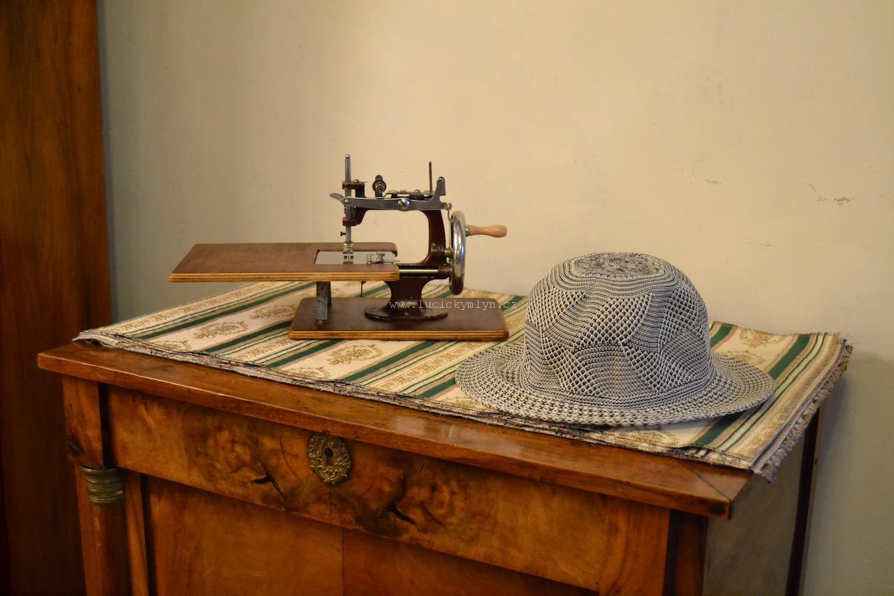 Krásný a funkční starožitný šicí stroj malé velikosti
