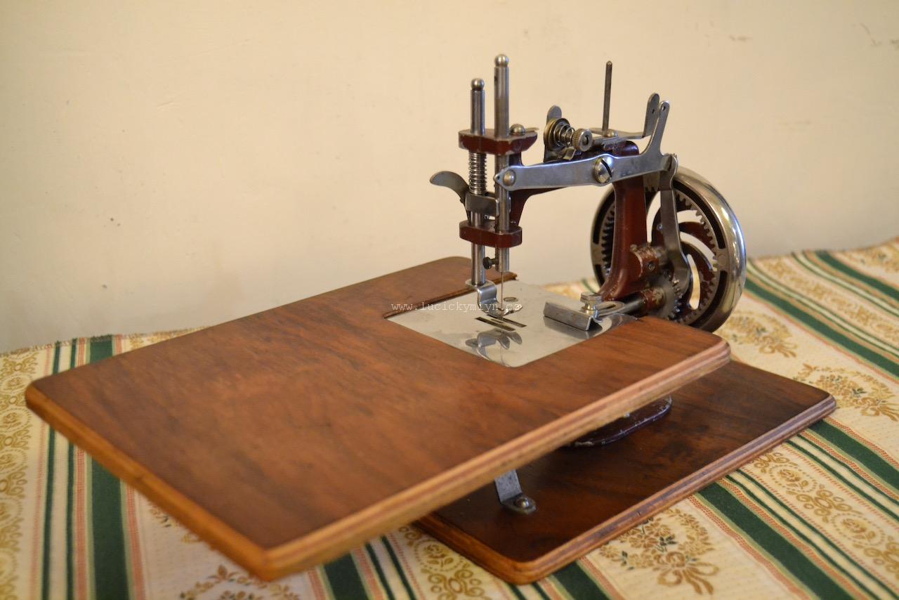 Krásný a funkční starožitný šicí stroj malé velikosti