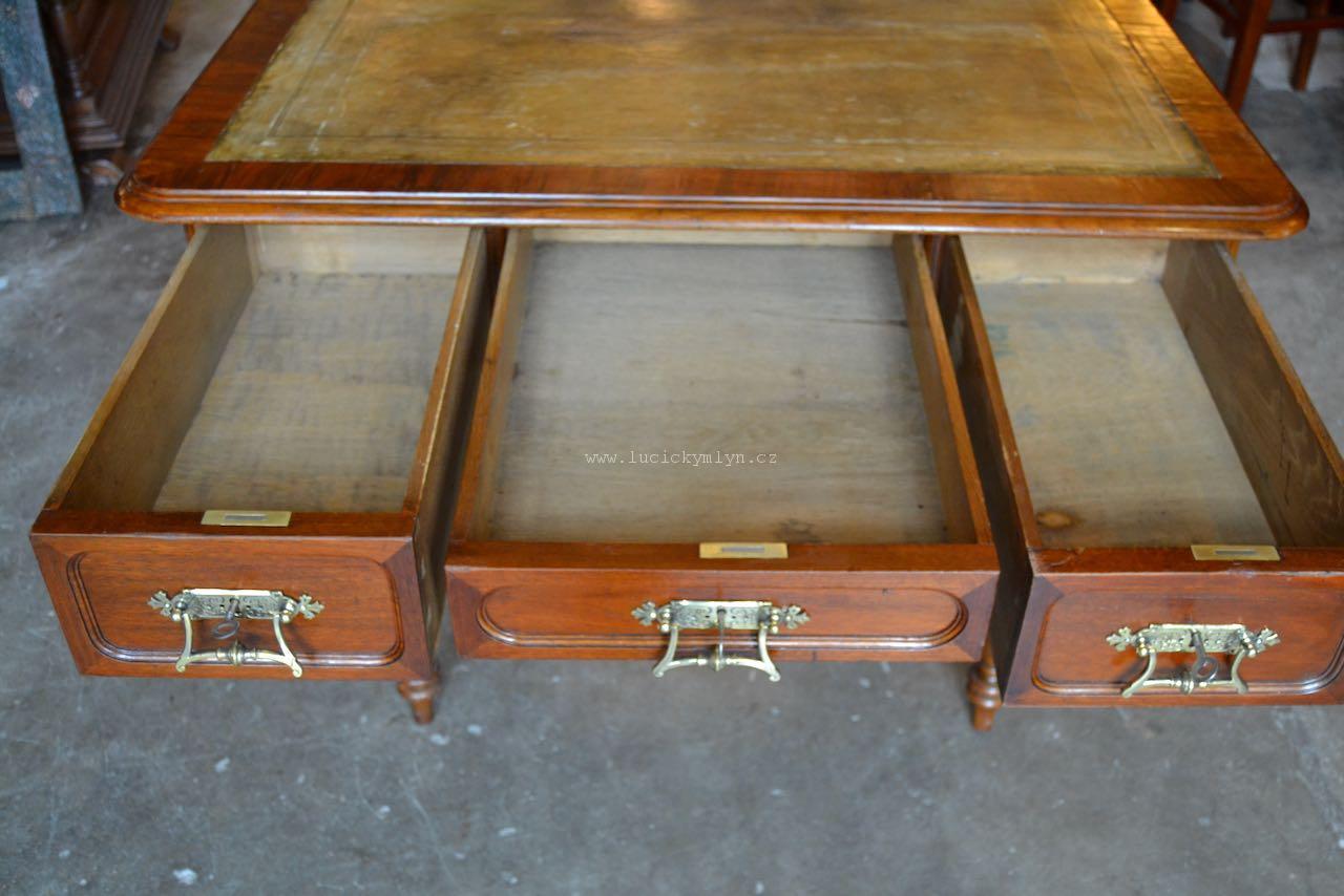 Neobarokní ořechový psací stůl se třemi zásuvkami