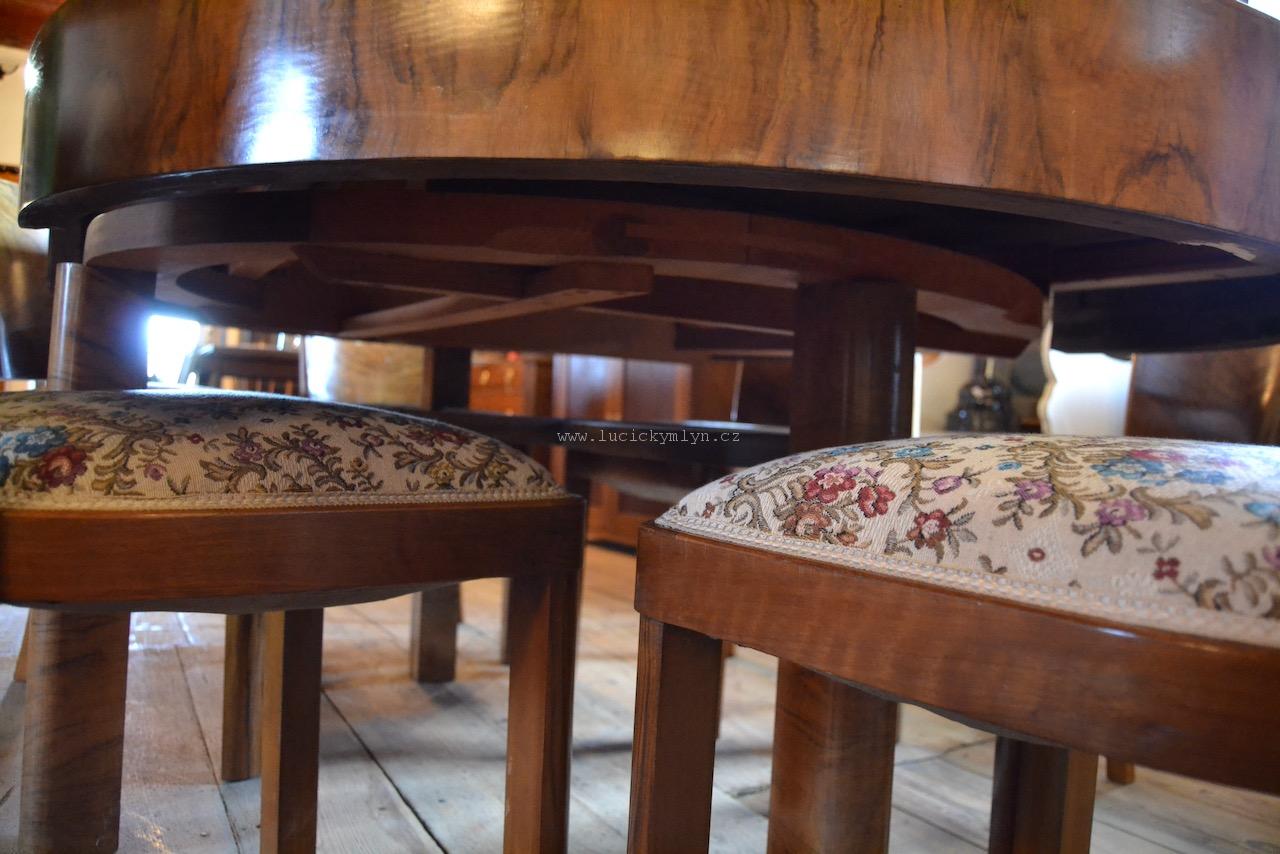Velký jídelní roztahovací stůl a pohodlné a široké židle ve stylu ART-DECO