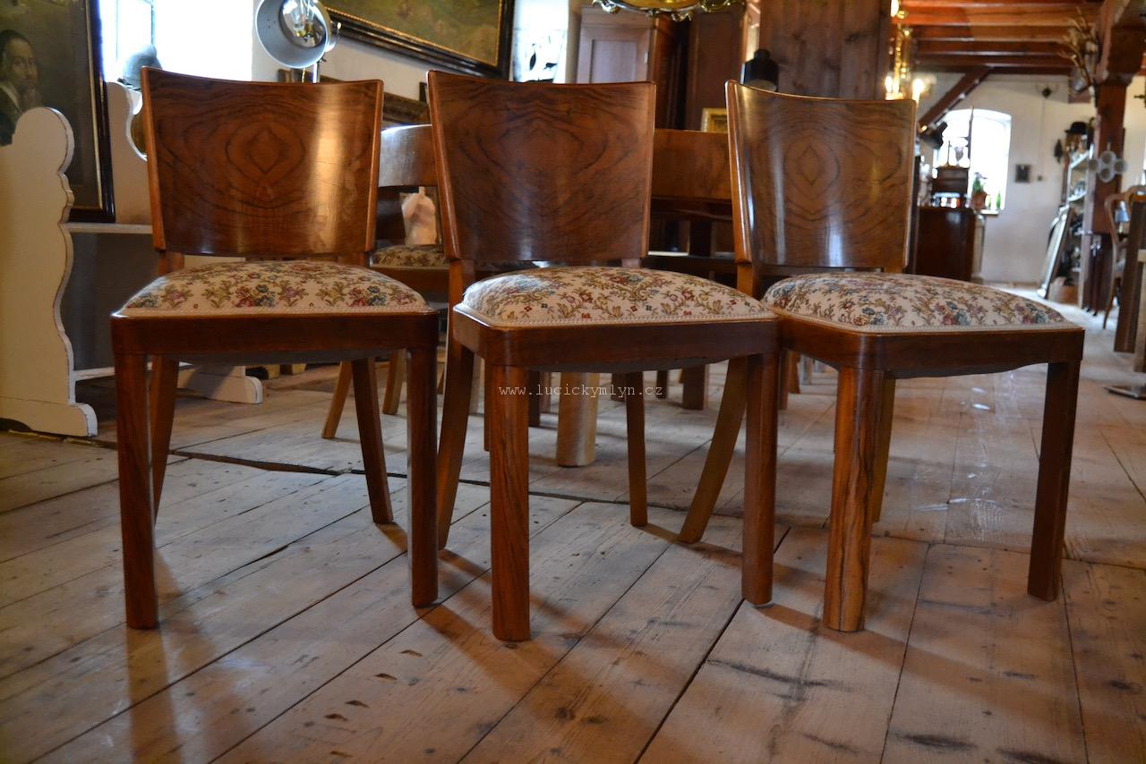 Velký jídelní roztahovací stůl a pohodlné a široké židle ve stylu ART-DECO