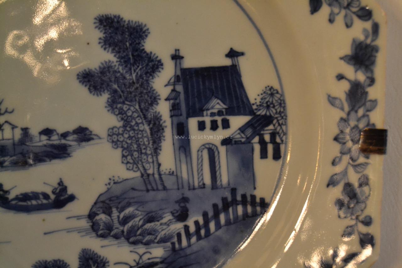 Osmiboký porcelánový talířek s čínskými motivy