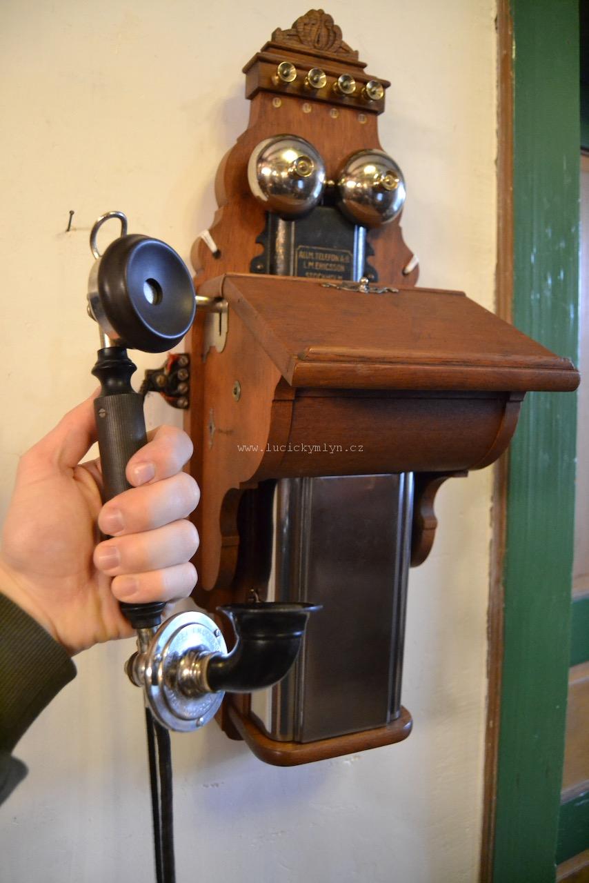 Velmi zajímavý starožitný telefon