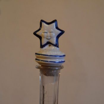 Spící hvězdička - dekorativní uzávěr lahve z porcelánu