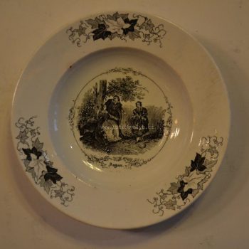 Závěsný talíř z krémově bílé kameniny, značeno