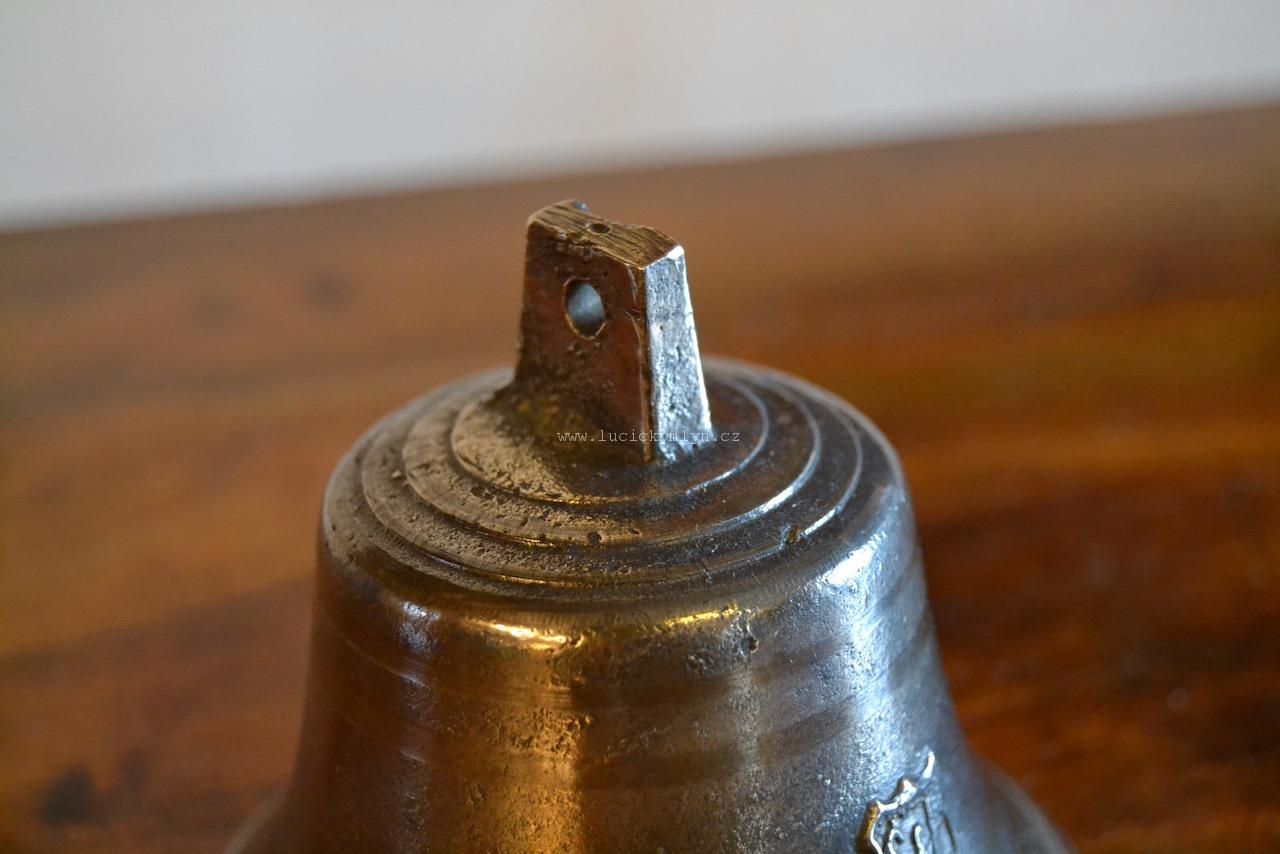 Starožitný zvoneček středně většího rozměru (průměr 9 cm)
