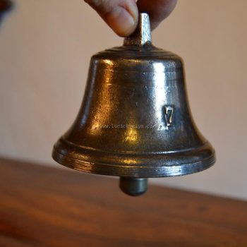 Starožitný zvoneček středně většího rozměru (průměr 9 cm)
