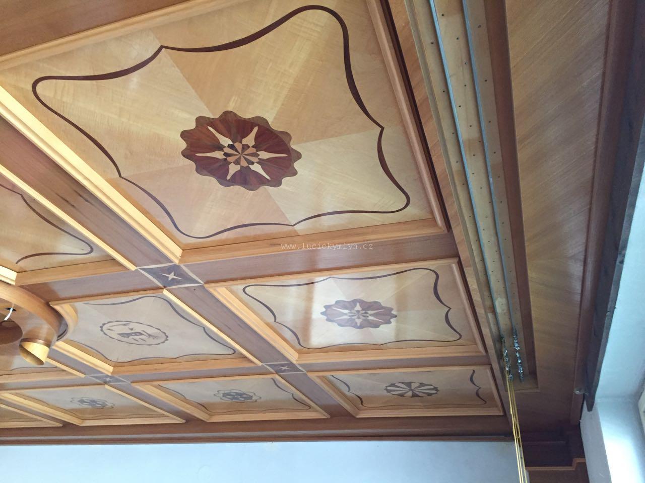 Historizující intarzovaný strop
