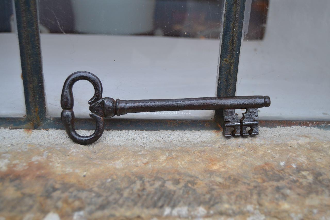 Veliký a krásný starožitný klíč ze 17. stol.