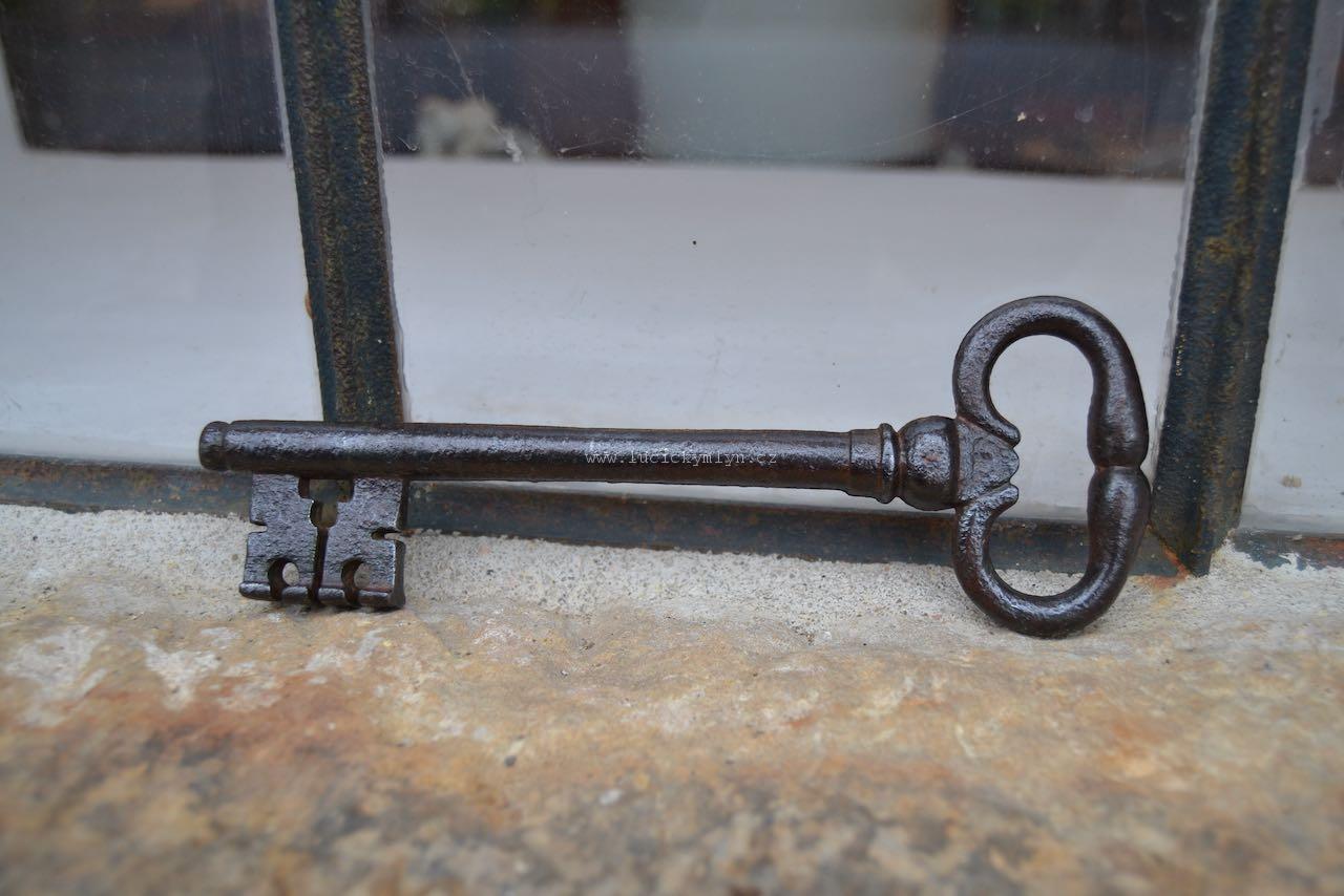 Veliký a krásný starožitný klíč ze 17. stol.