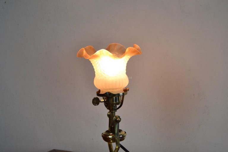 Nástěnná secesní lampička z počátku elektrifikace (okolo roku 1900)