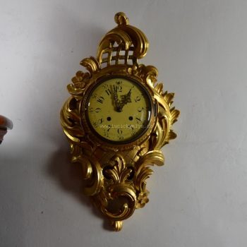 Nástěnné pérové hodiny v neorokokovém zámeckém stylu