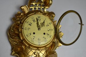 Nástěnné pérové hodiny v neorokokovém zámeckém stylu
