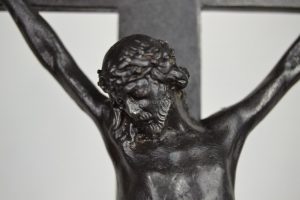Empírový křížek našich moravských předků s Kristem a vinnými symboly hojnosti