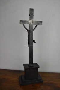 Empírový křížek našich moravských předků s Kristem a vinnými symboly hojnosti