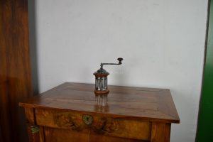 Válcový kávomlýnek ve tvaru kanelovaného sloupu