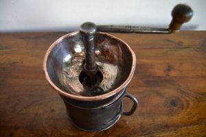 Sběratelsky zajímavý ruční mlýnek na kávu (počátek 19. stol.)