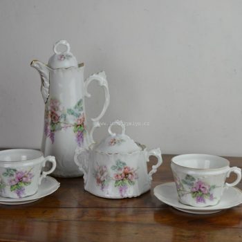Přátelský čajový servis v romantickém secesním provedení z bílého porcelánu