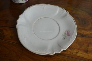 Přátelský čajový servis v romantickém secesním provedení z bílého porcelánu