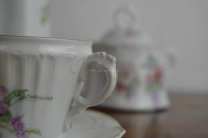 Přátelský čajový servis v romantickém secesním provedení z bílého porcelánu