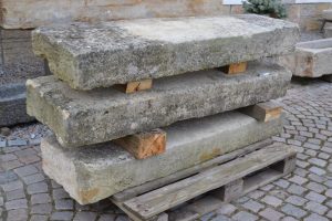 Starožitné kamenné obruby nebo schody z masivního pískovce 3 ks