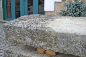 Starožitné kamenné obruby nebo schody z masivního pískovce 3 ks