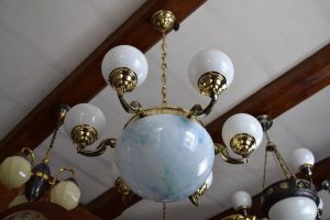 Historizující šesti-ramenný lustr z leštěné mosazi