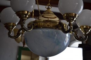 Historizující šesti-ramenný lustr z leštěné mosazi