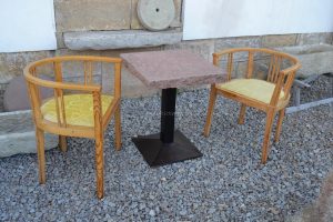 Stabilní kavárenský stolek s více jak stoletou deskou z červeného pískovce